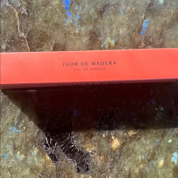 Flor de Madera eau de parfum travel spray - Picture 4 of 4